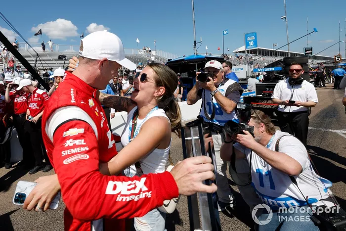 El piloto Scott McLaughlin, del Team Penske Chevrolet, celebra su pole position