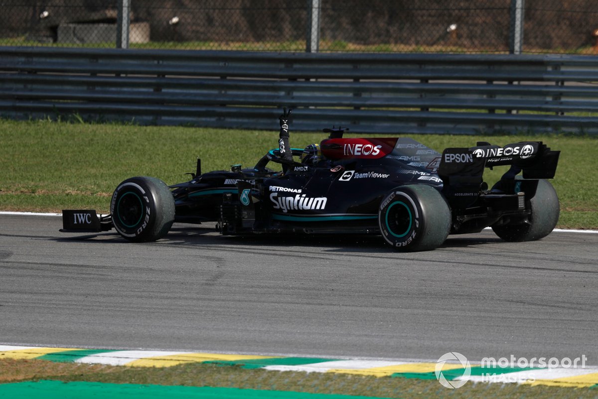 Lewis Hamilton, Mercedes W12, 1ª posición, lo celebra de camino al Parc Ferme