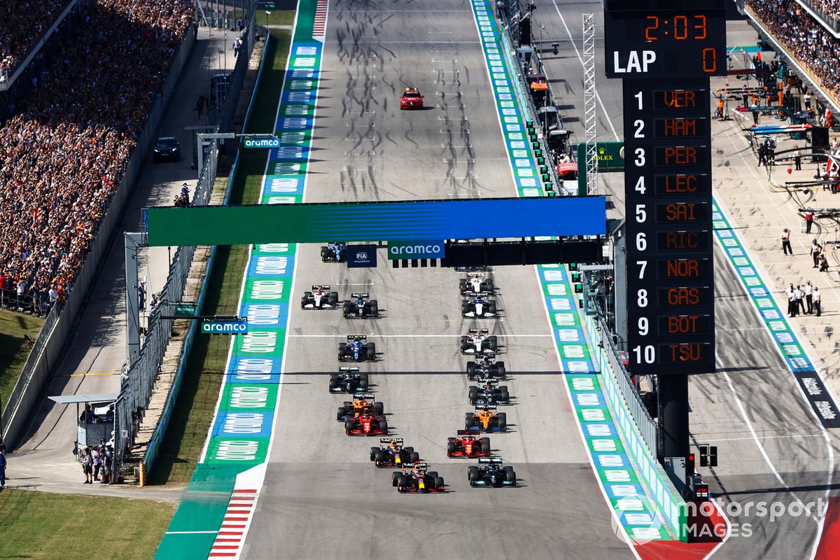 Max Verstappen, Red Bull Racing RB16B, Lewis Hamilton, Mercedes W12, Sergio Pérez, Red Bull Racing RB16B, Carlos Sainz Jr., Ferrari SF21, Daniel Ricciardo, McLaren MCL35M, Charles Leclerc, Ferrari SF21, y el resto de la parrilla de salida