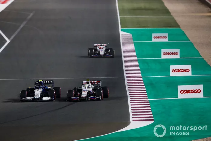 Nicholas Latifi, Williams FW43B, lucha con Mick Schumacher, Haas VF-21, por delante de Nikita Mazepin, Haas VF-21