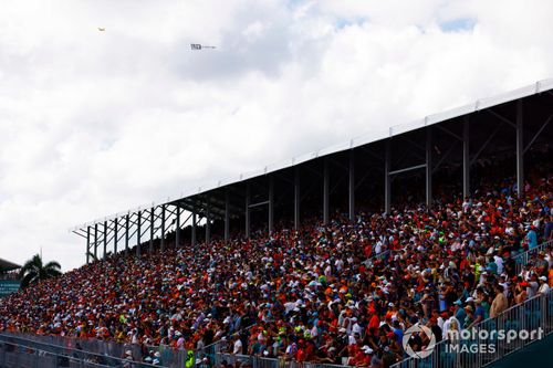 Una pancarta sobrevuela una grada abarrotada