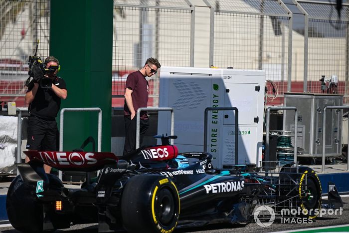Nico Hulkenberg, Haas F1 Team, comprueba el coche de George Russell, Mercedes F1 W15