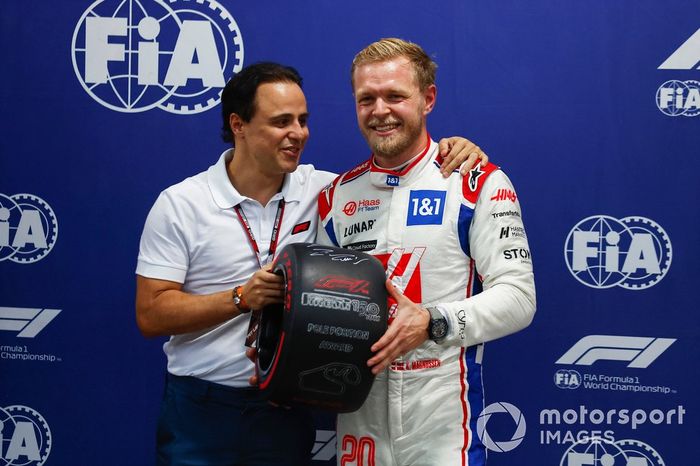 Kevin Magnussen, del equipo Haas F1, recibe su premio Pirelli Pole Position de manos de Felipe Massa