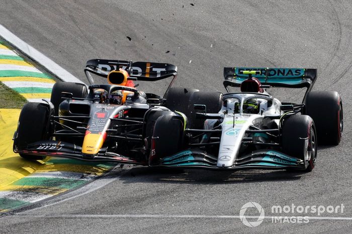 Max Verstappen, Red Bull Racing RB18, choca con Lewis Hamilton, Mercedes W13