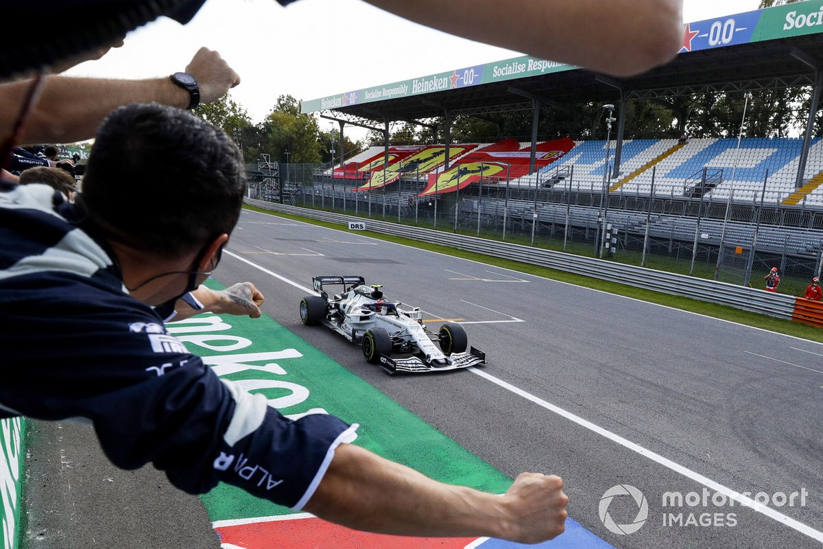 Pierre Gasly, AlphaTauri AT01 se lleva la victoria para el deleite de su equipo.