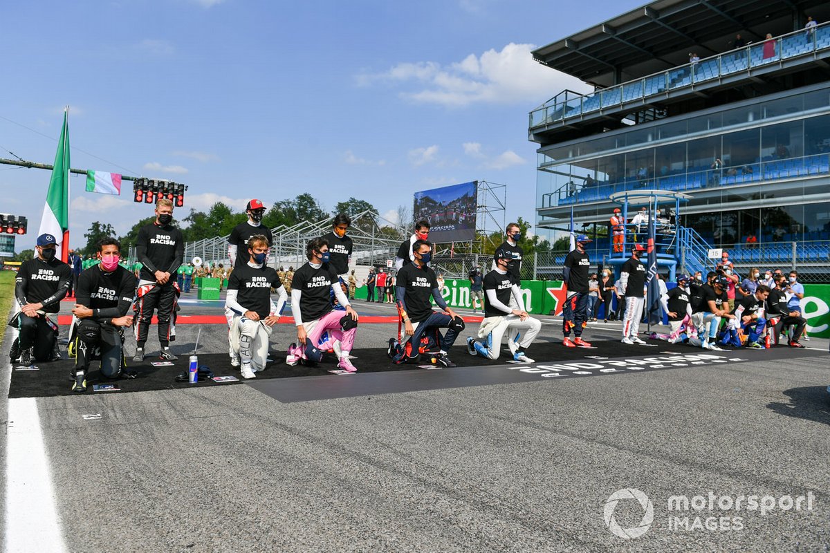 Piloti in piedi per la procedura 'End Racism', mentre Lewis Hamilton, Mercedes-AMG F1 e Sebastian Vettel, Ferrari sono assenti alla presentazione
