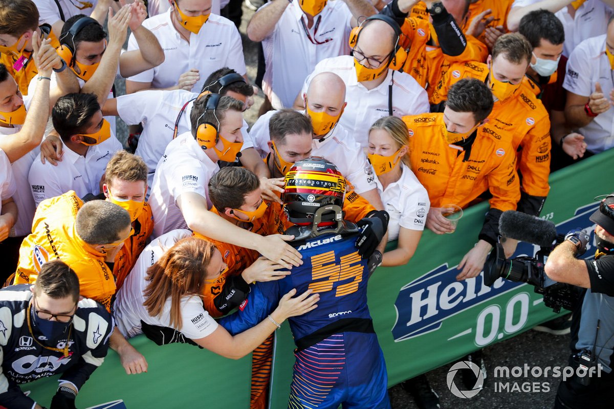 Segundo lugar Carlos Sainz Jr., McLaren celebra