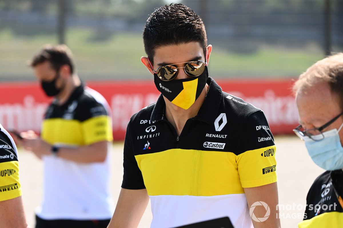 Esteban Ocon, Renault F1, cammina in pista con i colleghi