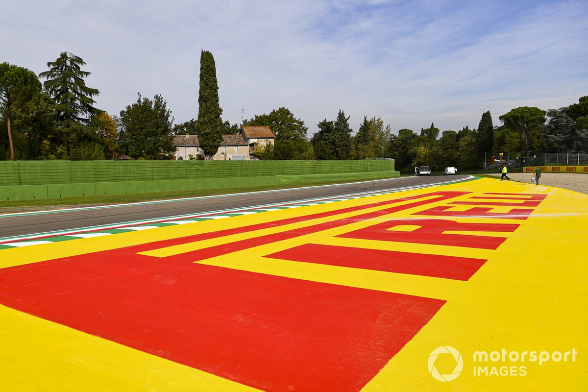 Segnaletica sponsor Pirelli a lato del circuito