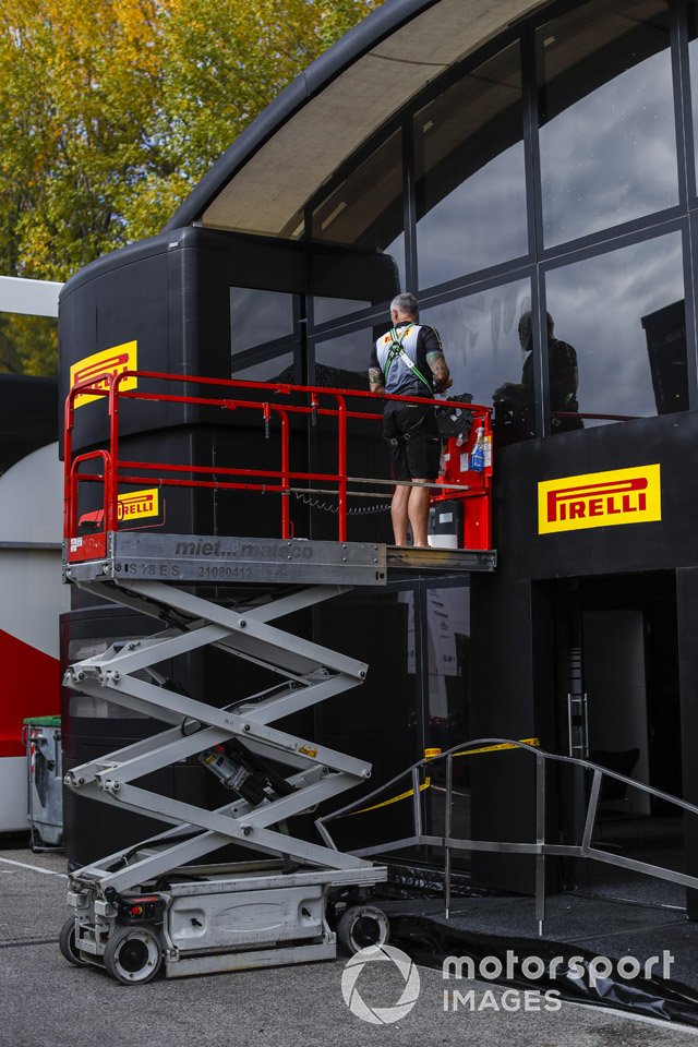 Lavoro al motorhome Pirelli