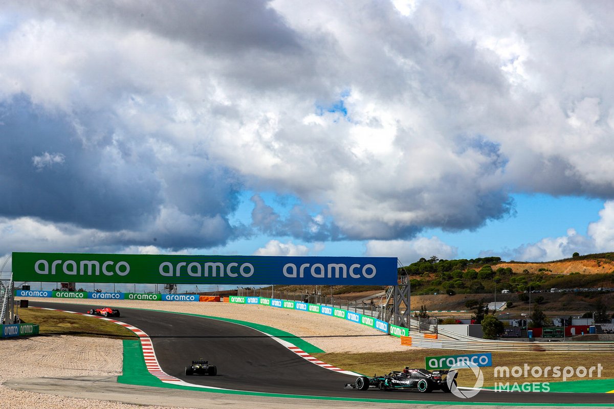 Sebastian Vettel, Ferrari SF1000, Esteban Ocon, Renault F1 Team R.S.20, e Valtteri Bottas, Mercedes F1 W11