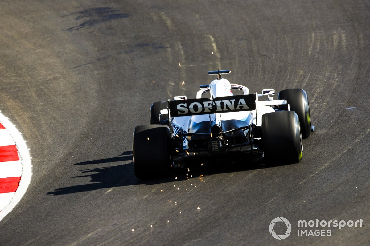 Volano scintille dall'auto di George Russell, Williams FW43