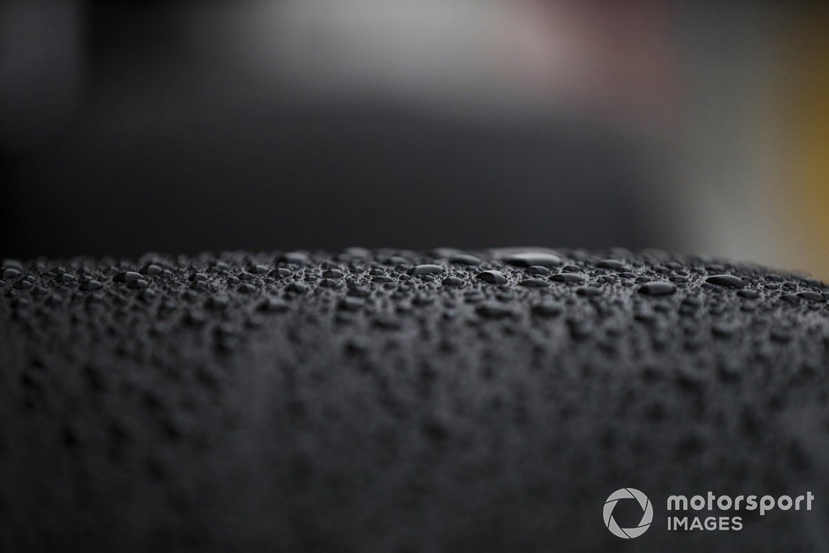 Gotas de agua en un neumático Pirelli