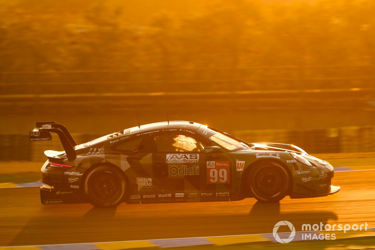 #99 Dempsey-Proton Racing Porsche 911 RSR: Vutthikorn Inthraphuvasak, Lucas Legeret, Julien Piguet