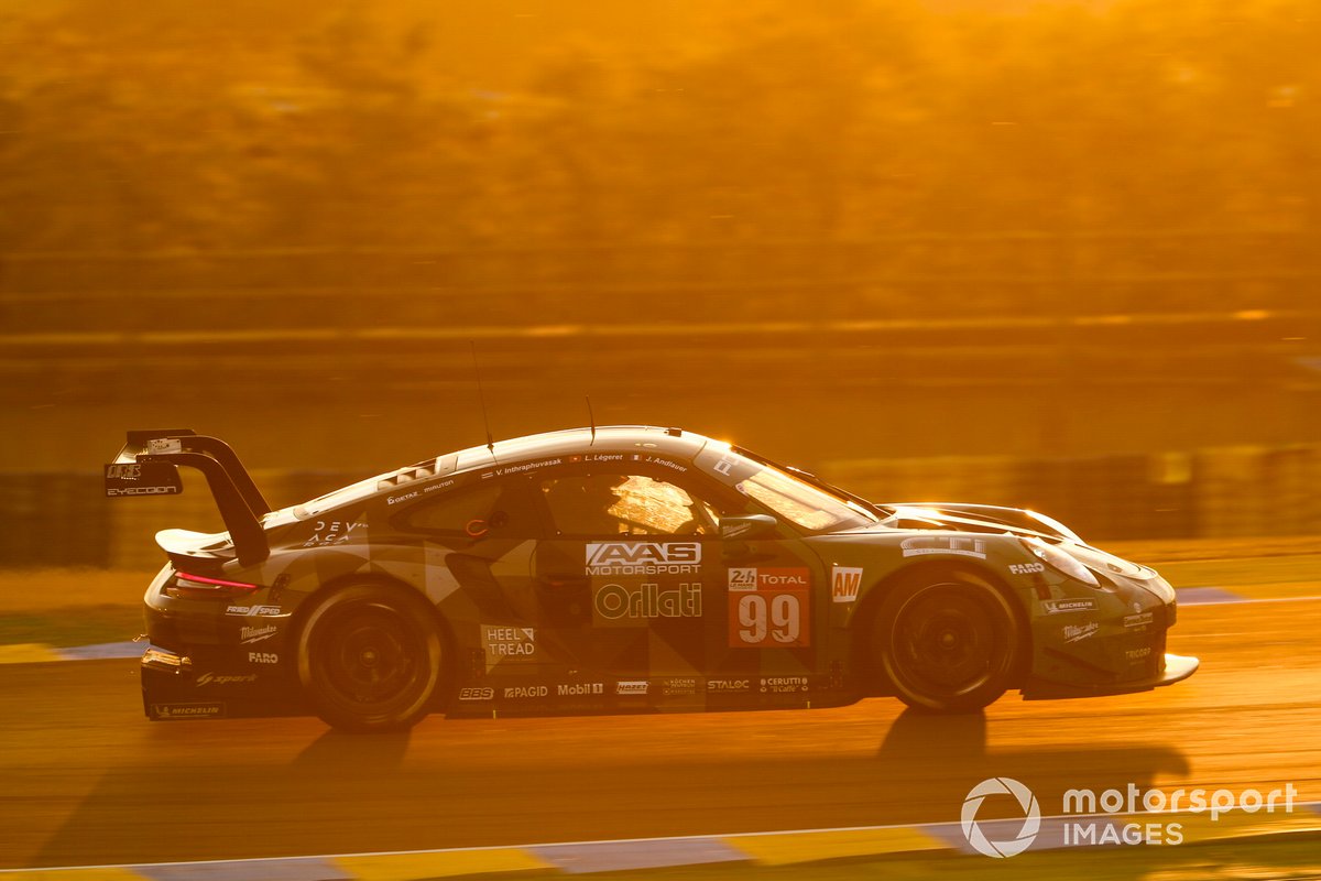 #99 Dempsey-Proton Racing Porsche 911 RSR: Vutthikorn Inthraphuvasak, Lucas Legeret, Julien Piguet 