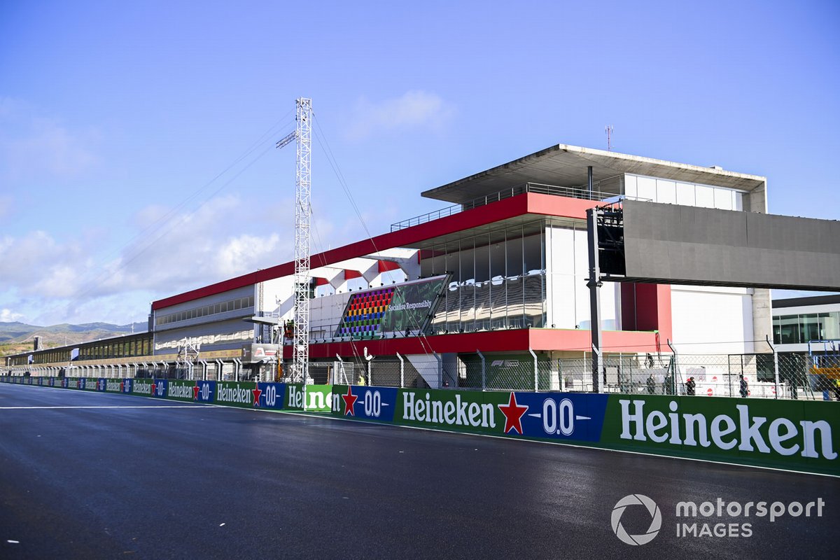 Le bâtiment des stands
