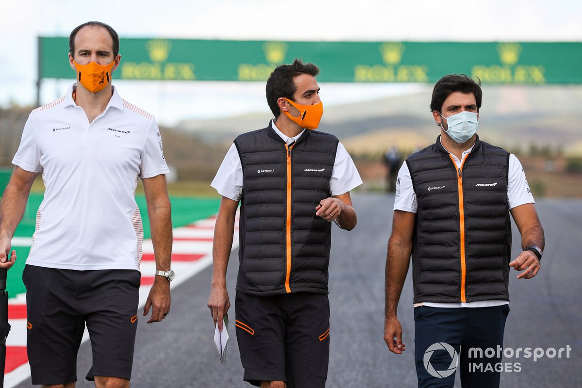 Carlos Sainz Jr., McLaren, fait son tour de piste