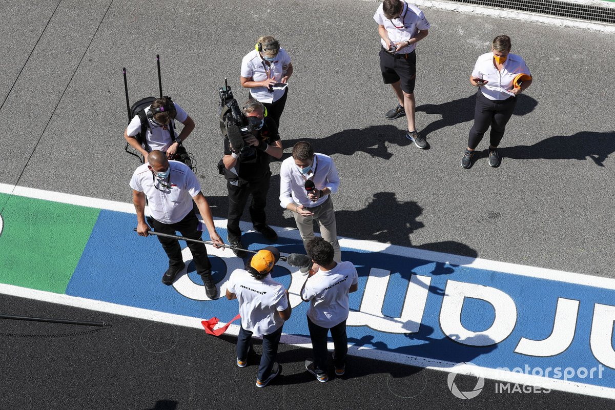 Carlos Sainz Jr., McLaren, Lando Norris, McLaren y Paul di Resta, Sky, TV