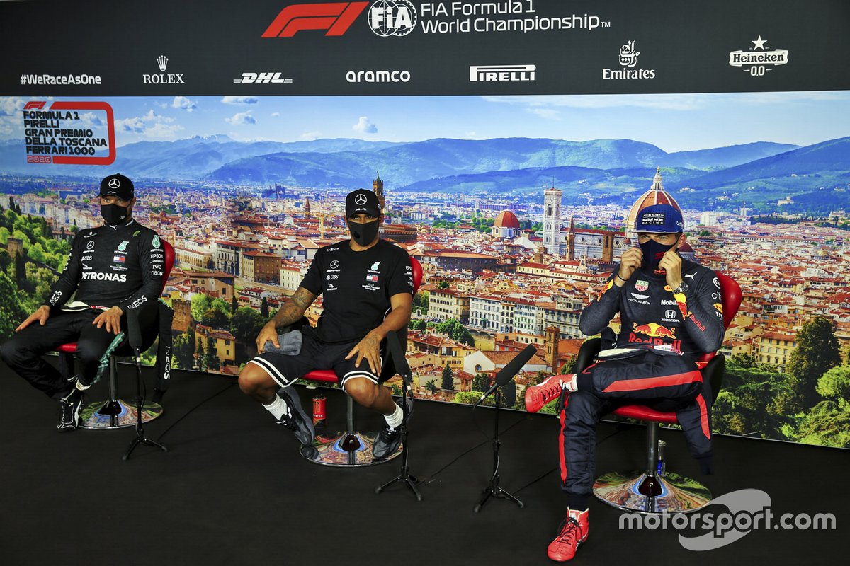 Valtteri Bottas, Mercedes-AMG F1, Poleman Lewis Hamilton, Mercedes-AMG F1 y Max Verstappen, Red Bull Racing en la conferencia de prensa