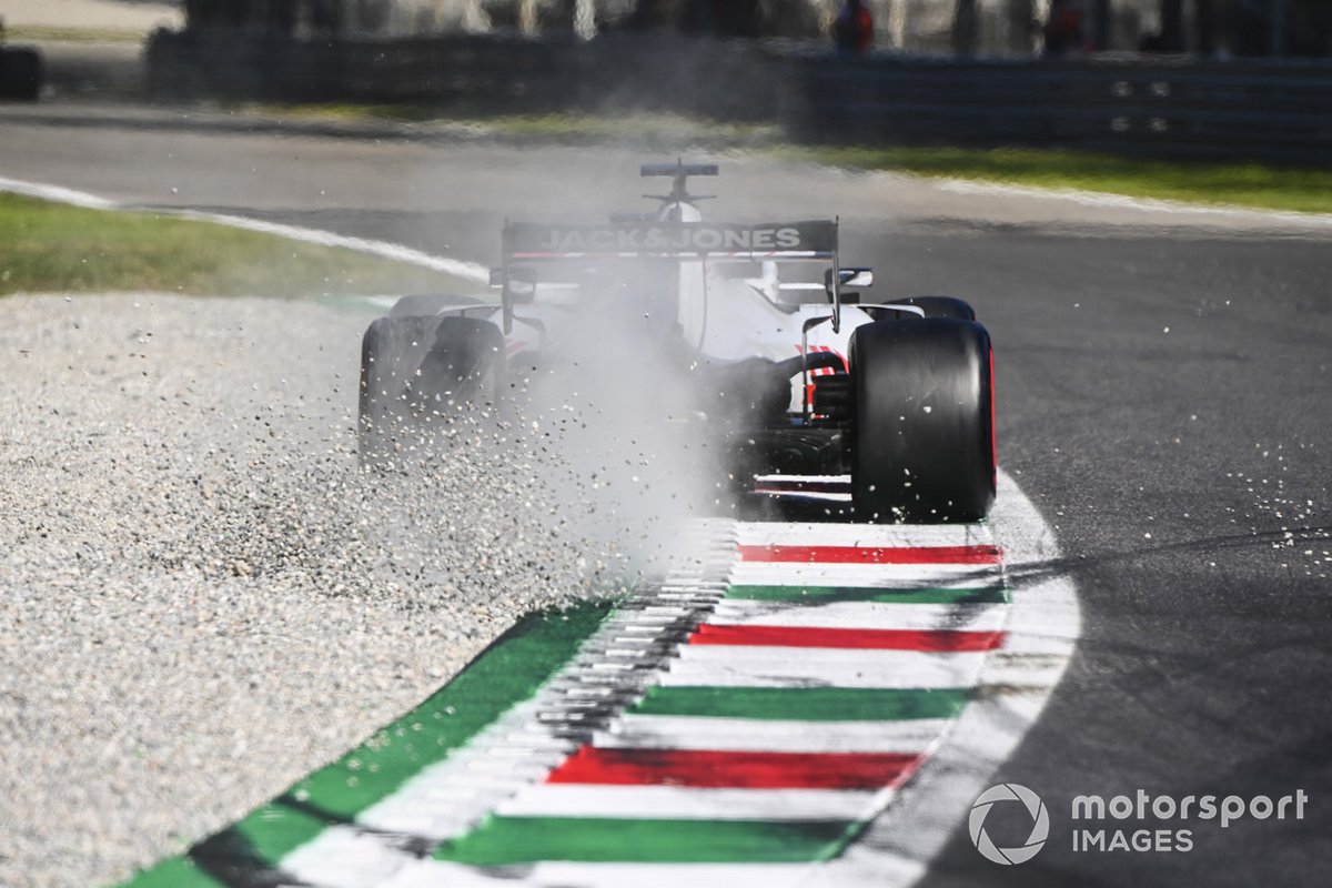 Romain Grosjean, Haas VF-20, passa sulla ghiaia