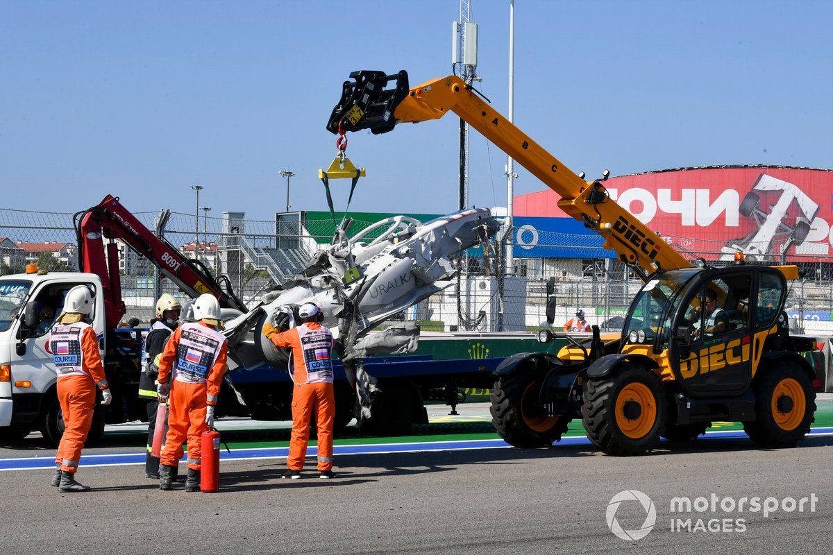 Marshals recover the car of Luca Ghiotto, Hitech Grand Prix after crashing with Jack Aitken, Campos Racing