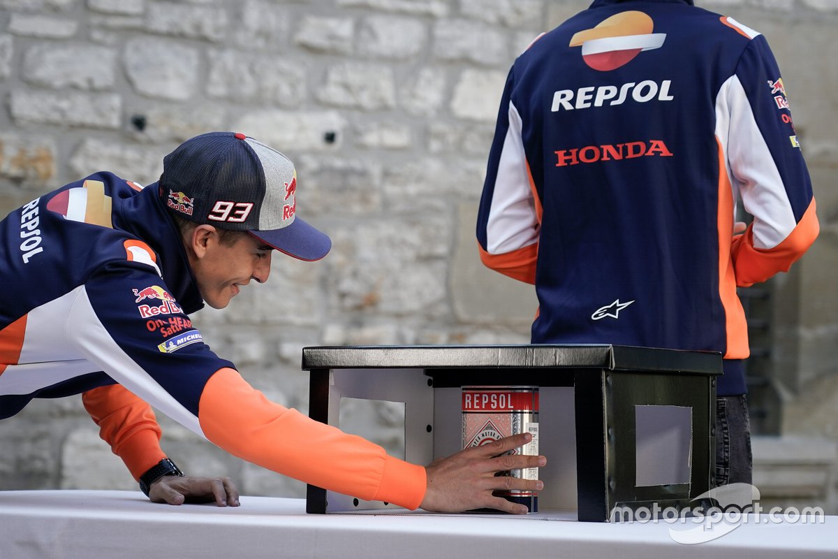 Marc Márquez y Alex Márquez en el juego de la Caja Sorpresa