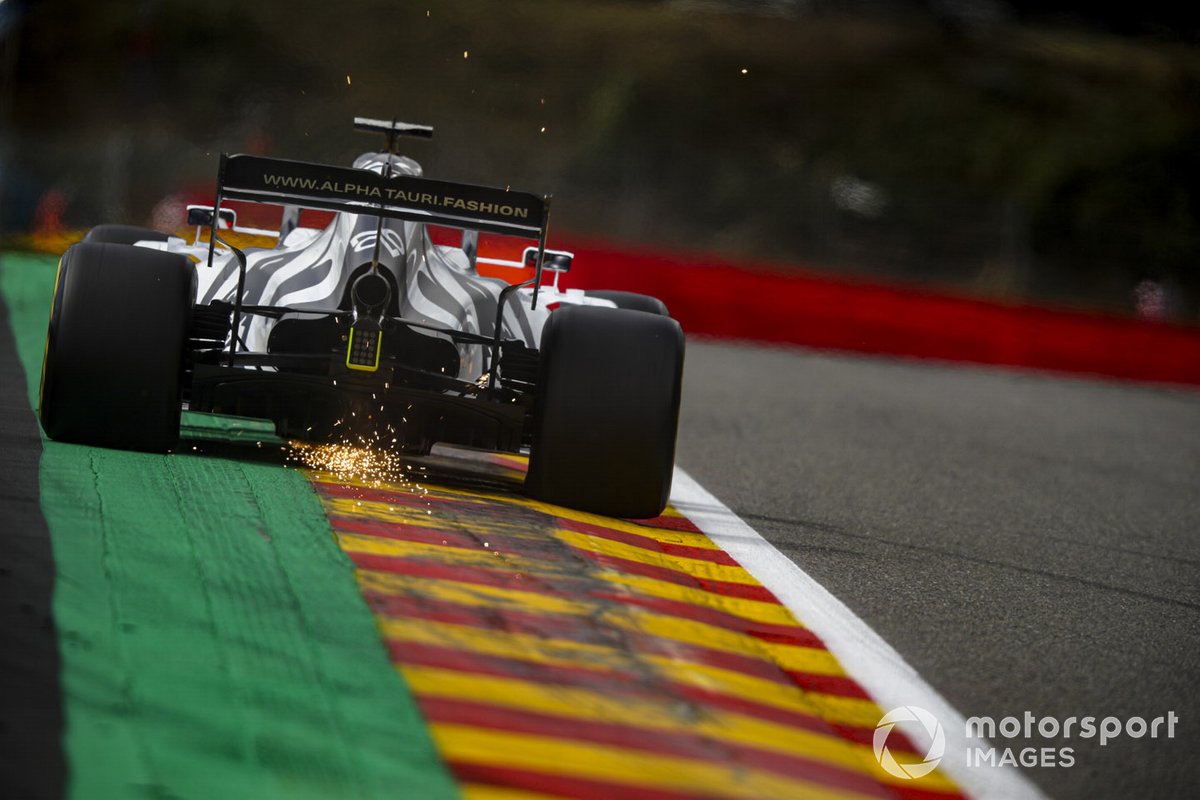 Scintille generate dall'auto di Daniil Kvyat, AlphaTauri AT01