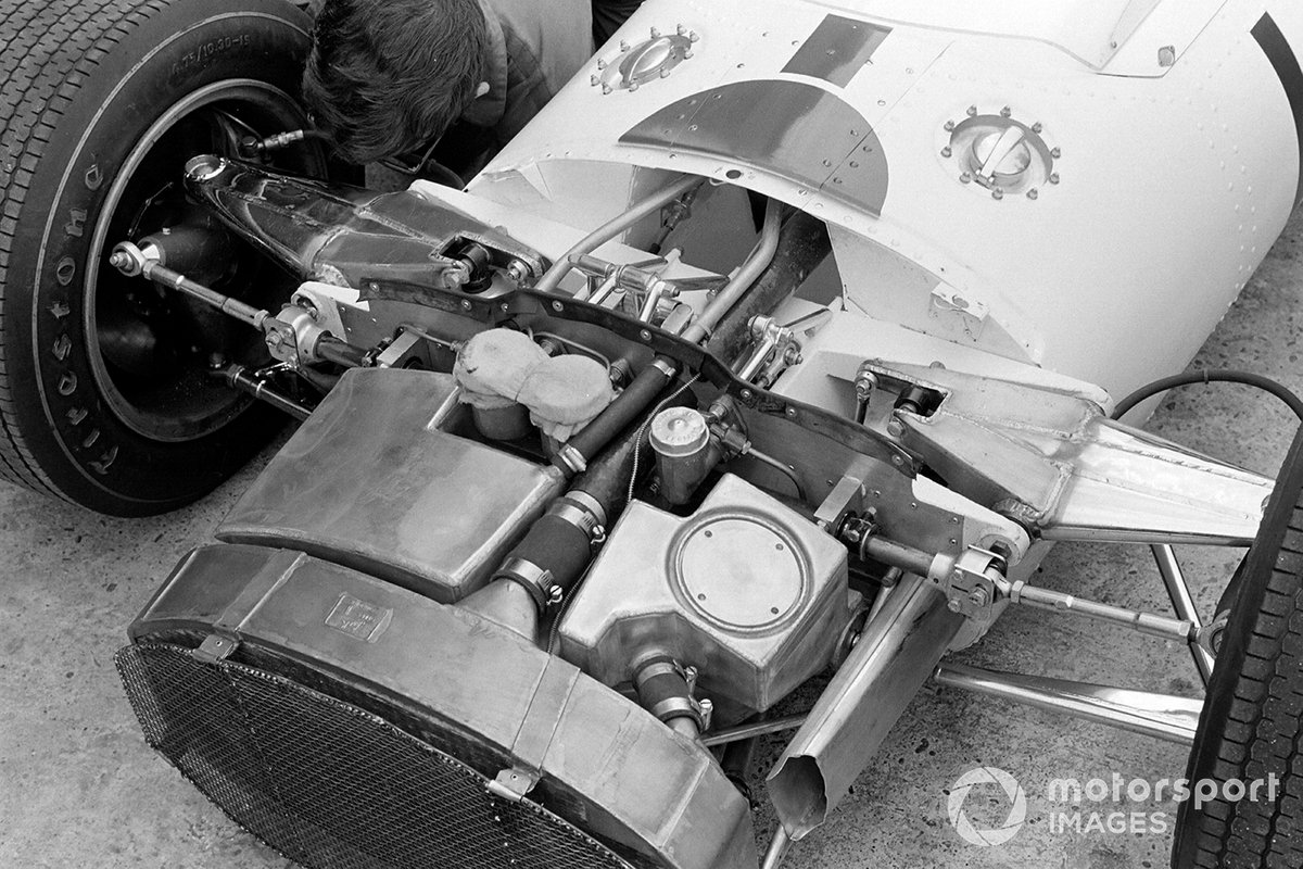 Тем временем дебют новой Honda RA300 складывался непросто – отказал передний стабилизатор поперечной устойчивости, и Сертизу пришлось пересаживаться на старую машину