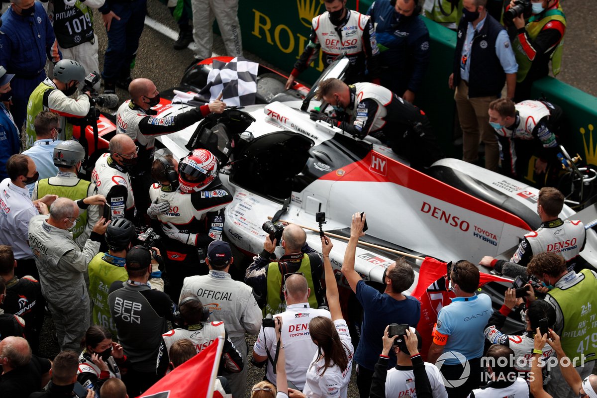 Los ganadores: #8 Toyota Gazoo Racing Toyota TS050: Sébastien Buemi, Kazuki Nakajima, Brendon Hartley