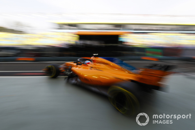 Fernando Alonso, McLaren MCL33, sort de son box