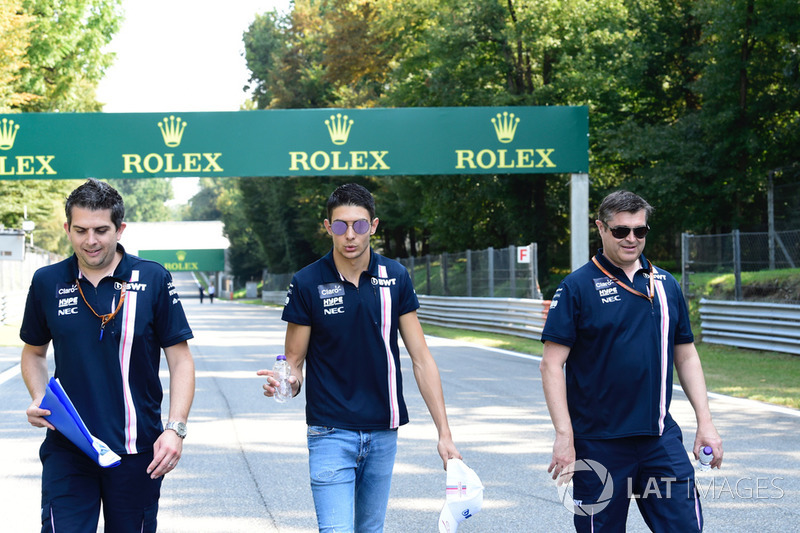 Esteban Ocon, Racing Point Force India F1 Team parcourt la piste à pied