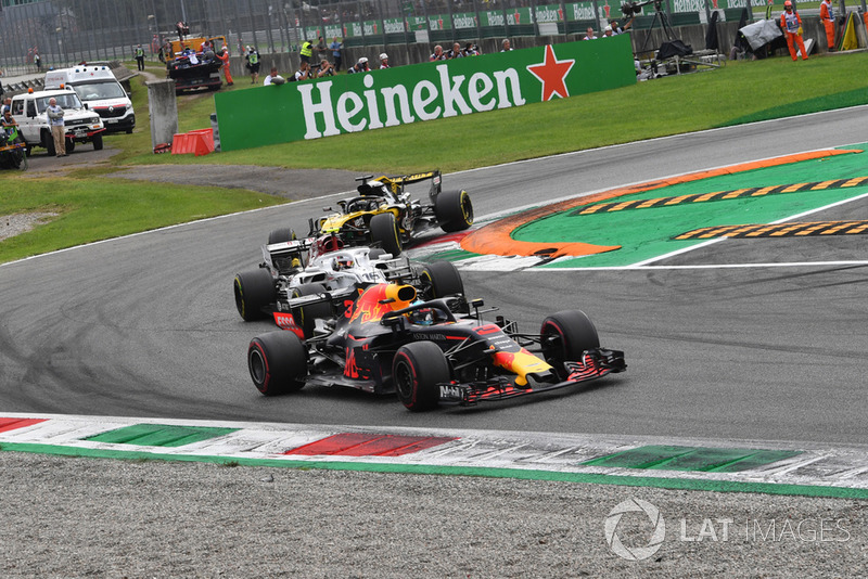 Daniel Ricciardo, Red Bull Racing RB14, Charles Leclerc, Sauber C37 y Nico Hulkenberg, Renault Sport F1 Team RS 18