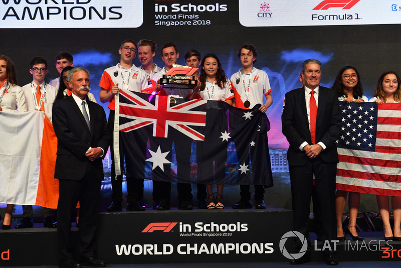 Chase Carey, director ejecutivo del Grupo Formula One y Andrew Denford, F1 in Schools con los ganadores