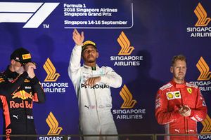 (L naar R): Max Verstappen, Red Bull Racing, Lewis Hamilton, Mercedes AMG F1 en Sebastian Vettel, Ferrari op het podium