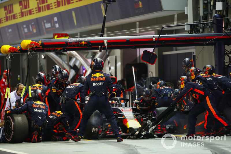Daniel Ricciardo, Red Bull Racing RB14, en pits