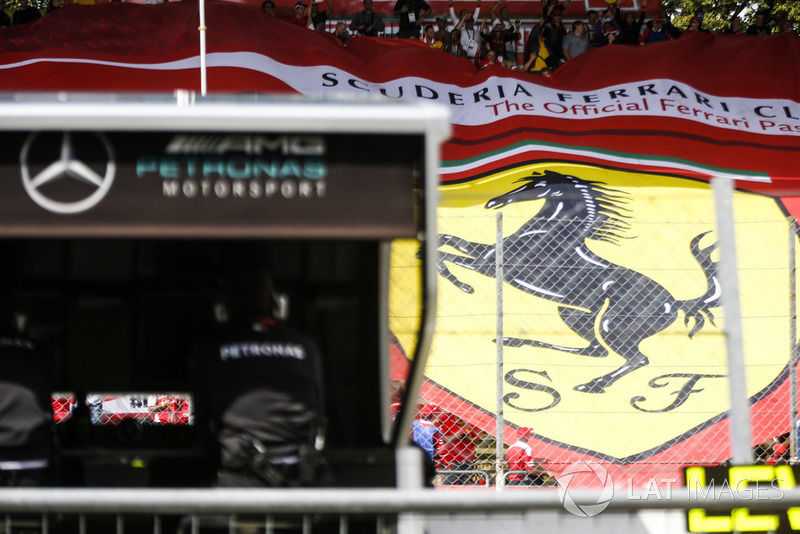 Bandera de Ferrari detrás del muro de boxes de Mercedes