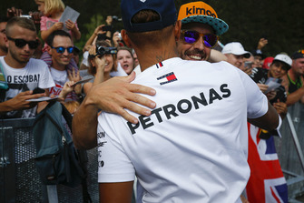 Fernando Alonso, McLaren, est salué par Lewis Hamilton, Mercedes AMG F1