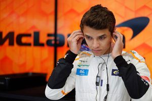 Lando Norris, McLaren MCL33, si prepara a guidare nelle FP1