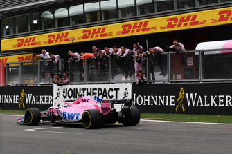Esteban Ocon, Racing Point Force India VJM11 franchit la ligne