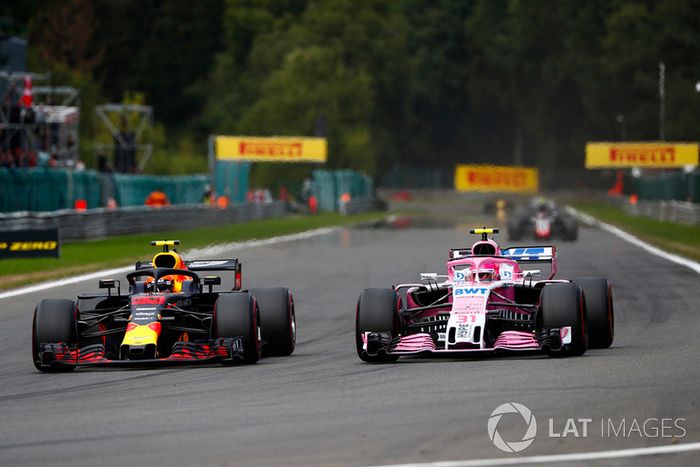 Max Verstappen, Red Bull Racing RB14, y Esteban Ocon, Racing Point Force India VJM11 