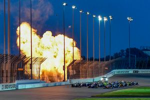 Pace-Laps in 3-Wide-Formation in St. Louis