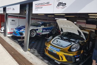 Porsche nel garage AB Racing