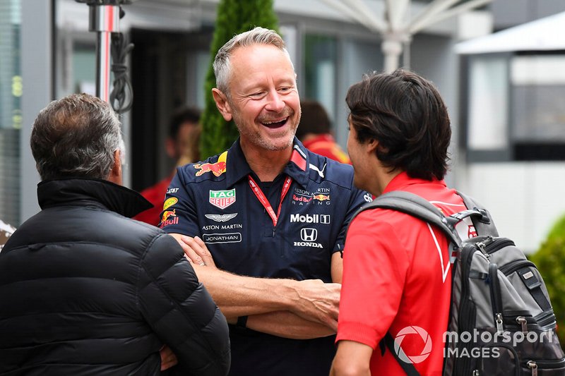 Jonathan Wheatley, Team Manager, Red Bull Racing, talks to Jean and Giuliano Alesi