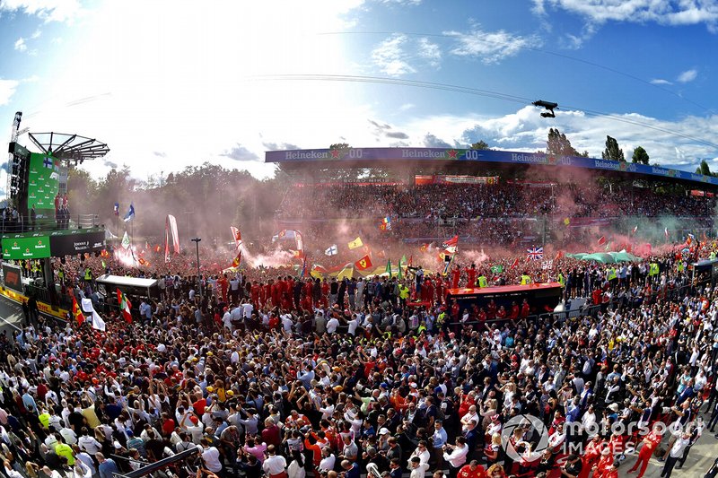 Fan sotto al podio per festeggiare la vittoria per la Ferrari