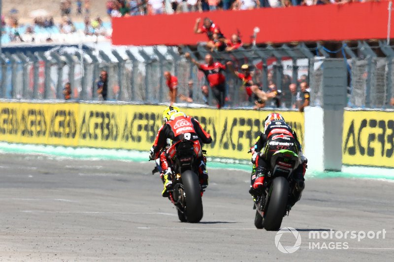 Alvaro Bautista, Aruba.it Racing-Ducati Team, Jonathan Rea, Kawasaki Racing Team over the line
