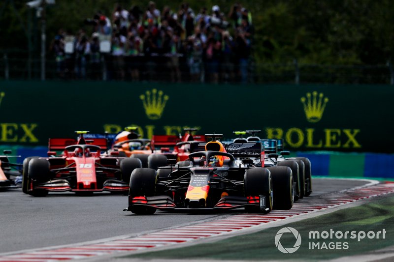 Arrancada Max Verstappen, Red Bull Racing RB15, Valtteri Bottas, Mercedes AMG W10 y Lewis Hamilton, Mercedes AMG F1 W10