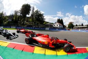 Charles Leclerc, Ferrari SF90, devant Sebastian Vettel, Ferrari SF90, Lewis Hamilton, Mercedes AMG F1 W10 et Valtteri Bottas, Mercedes AMG W10 