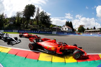 Charles Leclerc, Ferrari SF90, voor Sebastian Vettel, Ferrari SF90, Lewis Hamilton, Mercedes AMG F1 W10 en Valtteri Bottas, Mercedes AMG W10