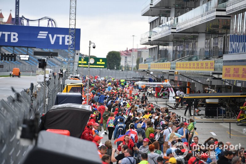 Des fans dans la ligne des stands