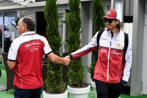 Frederic Vasseur, Team Principal, Alfa Romeo Racing e Antonio Giovinazzi, Alfa Romeo 